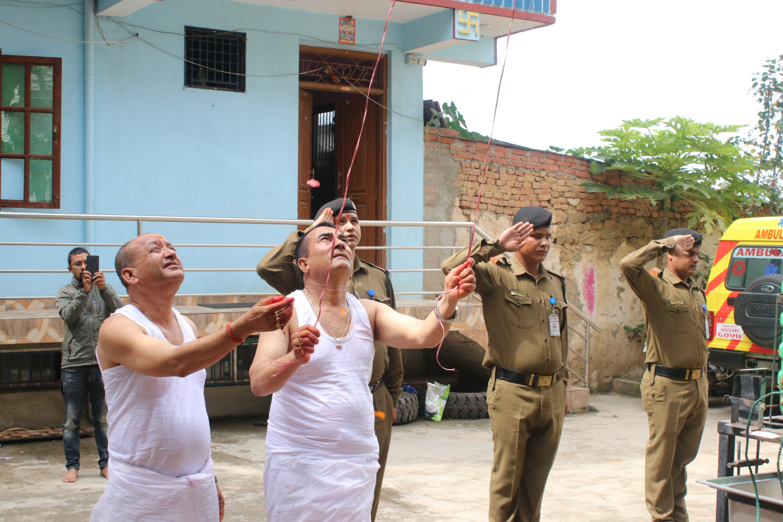 धुनिबेशी नगरपालिकामा नेपालको झण्डा पुजा सम्पन्न, नगरप्रहरी द्वारा सलामी