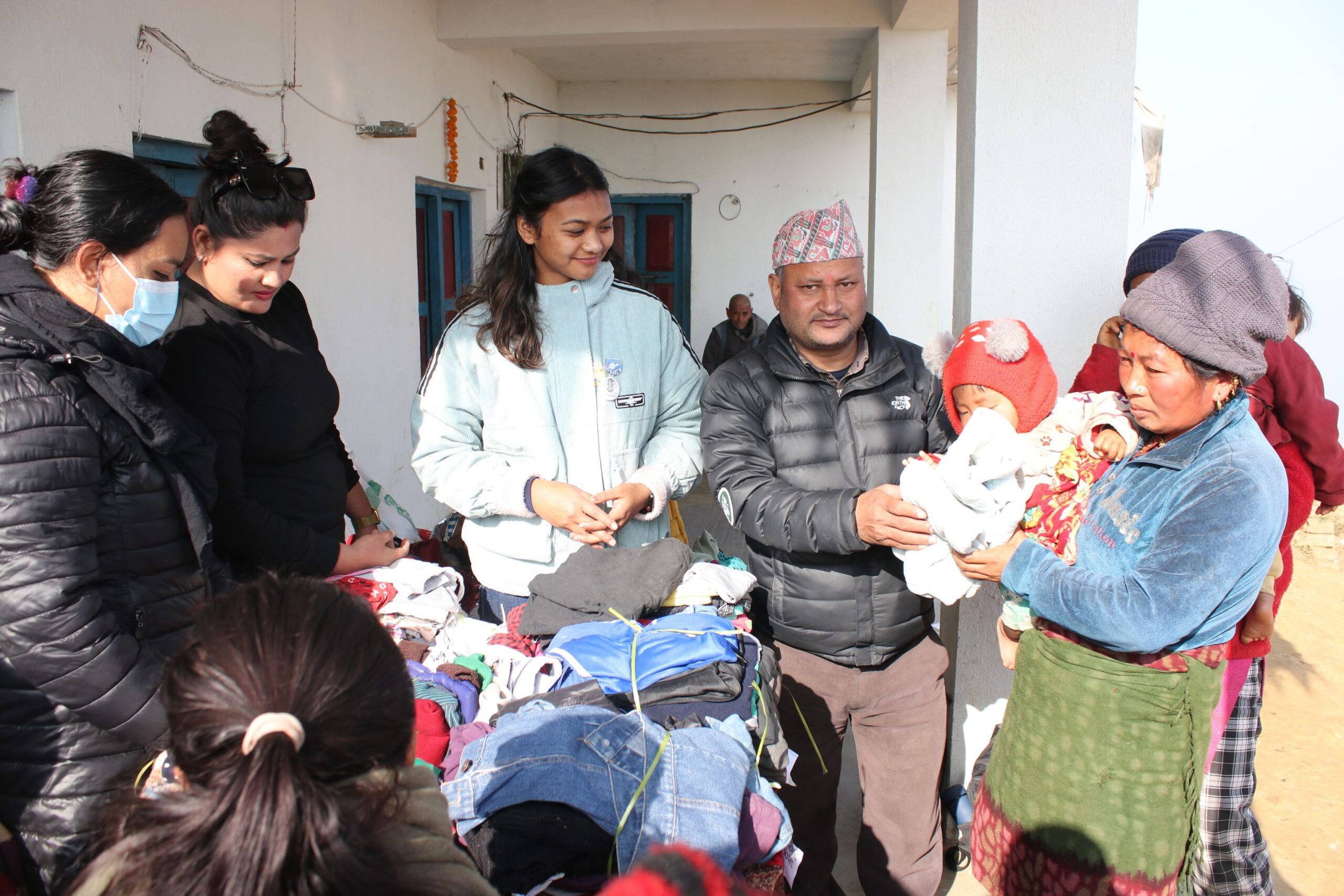 धुनिबेशी नगरपालिका ६ को तामाङ्ग समुदायमा न्यानो कपडा वितरण