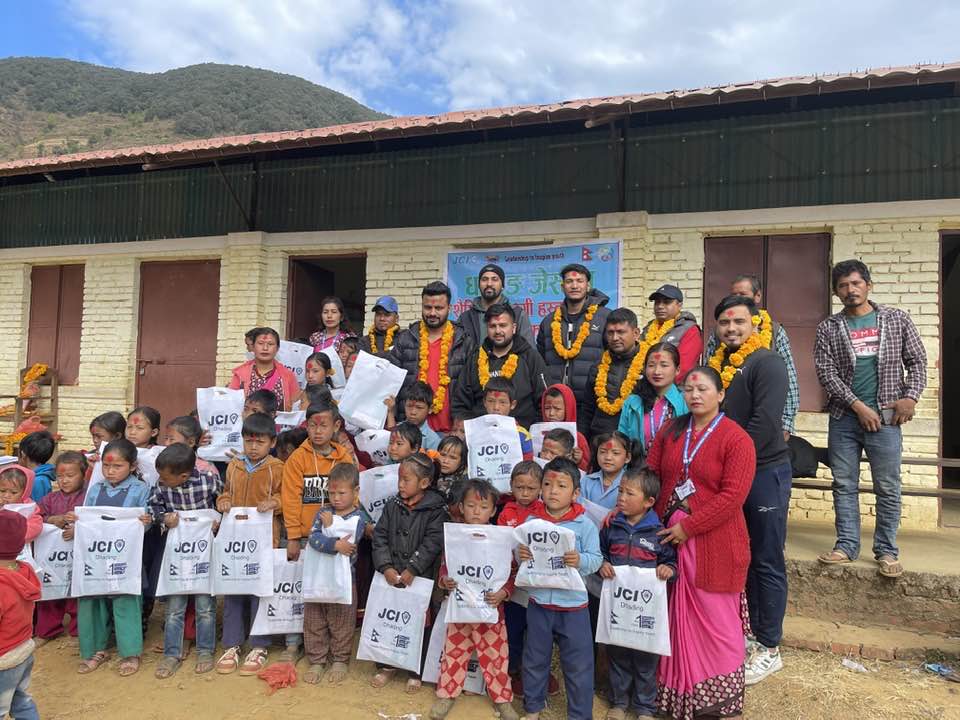 धुनिबेशी ७ को गुर्दुम आधारभूत बिद्यालयका बिधार्थी हरुलाई शैक्षिक सामग्री वितरण