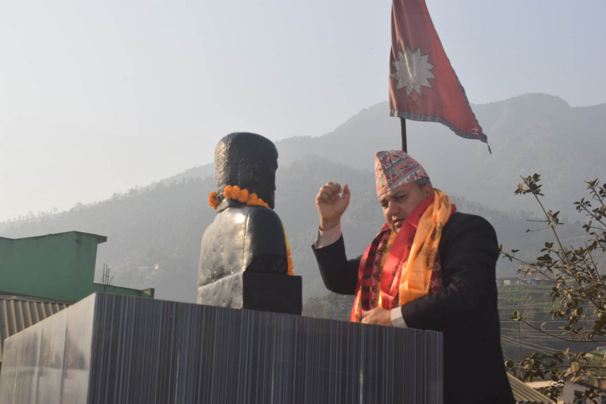 मुख्यमन्त्री जम्कटेलद्धारा जनयुद्धका सहिद बैकुण्ठ रेग्मी (रोशन) को शालिकमा माल्यार्पण