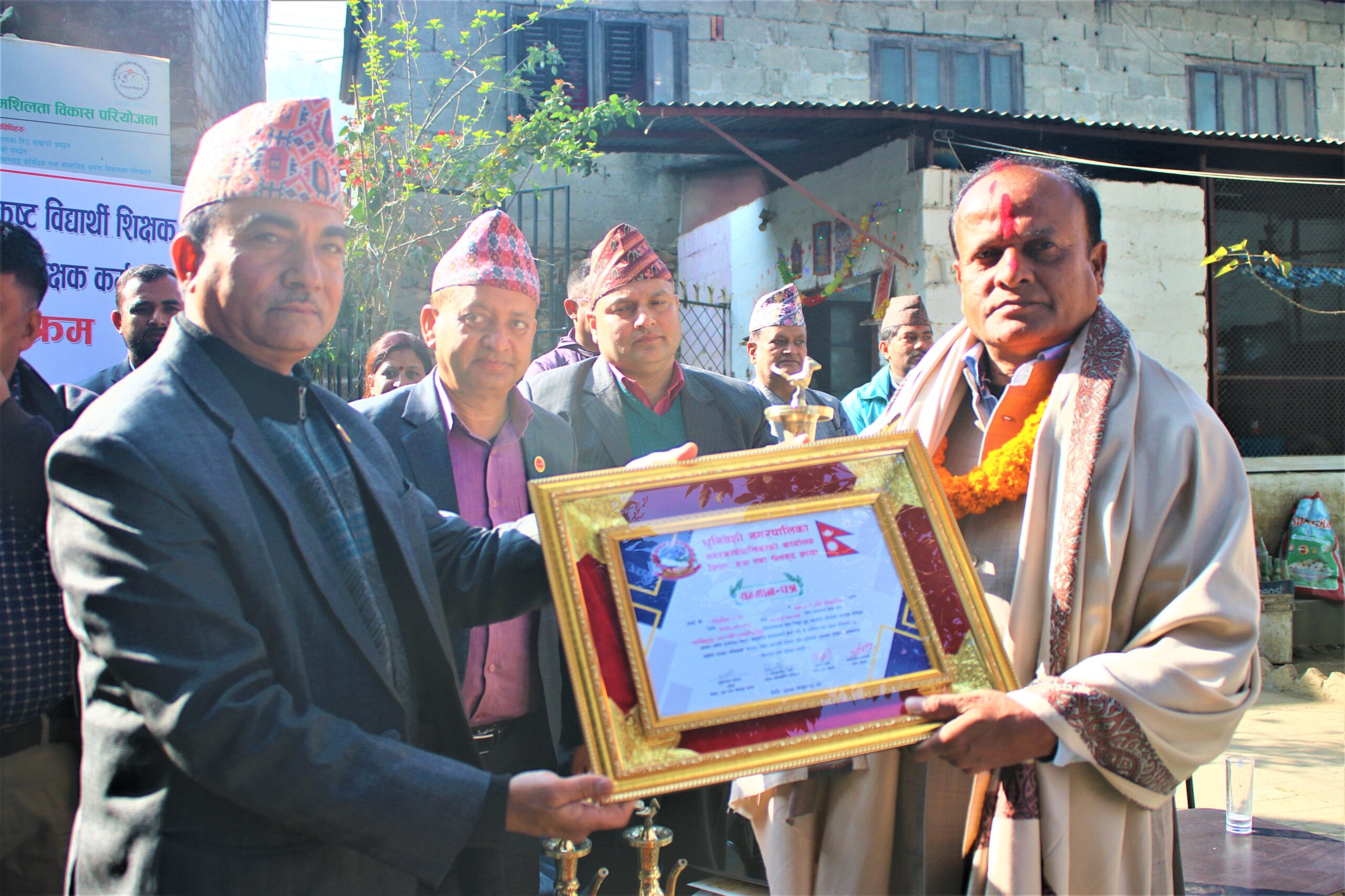 धुनिबेशी नगरपालिकाद्धारा उत्कृष्ट विद्यार्थी,शिक्षक तथा विद्यालयलाई सम्मान