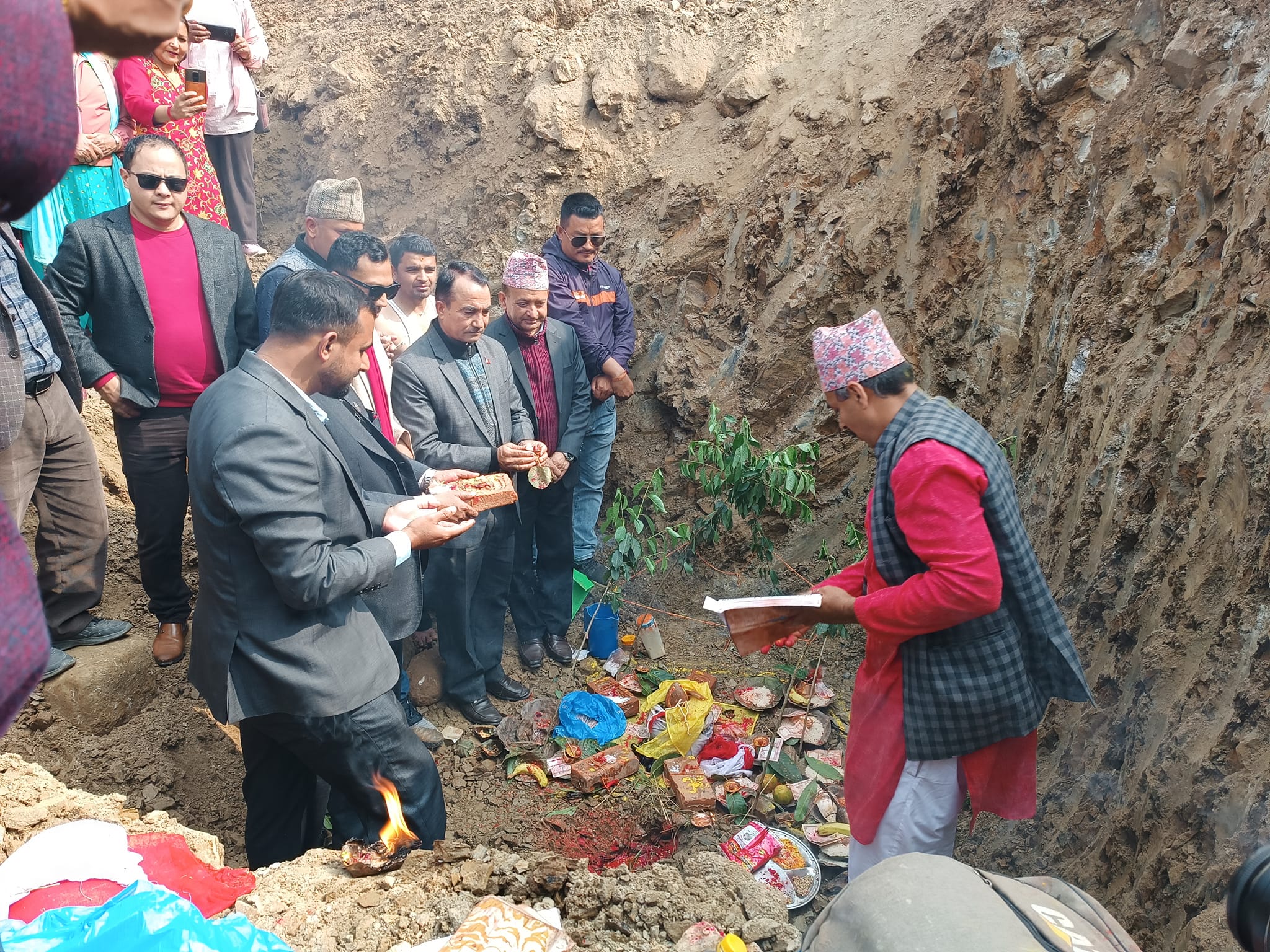 महादेवस्थान माध्यमिक विद्यालयको ८ कोठे पक्की भवन, पुर्व शिक्षामन्त्री पौडेलद्धारा  शिलान्यास