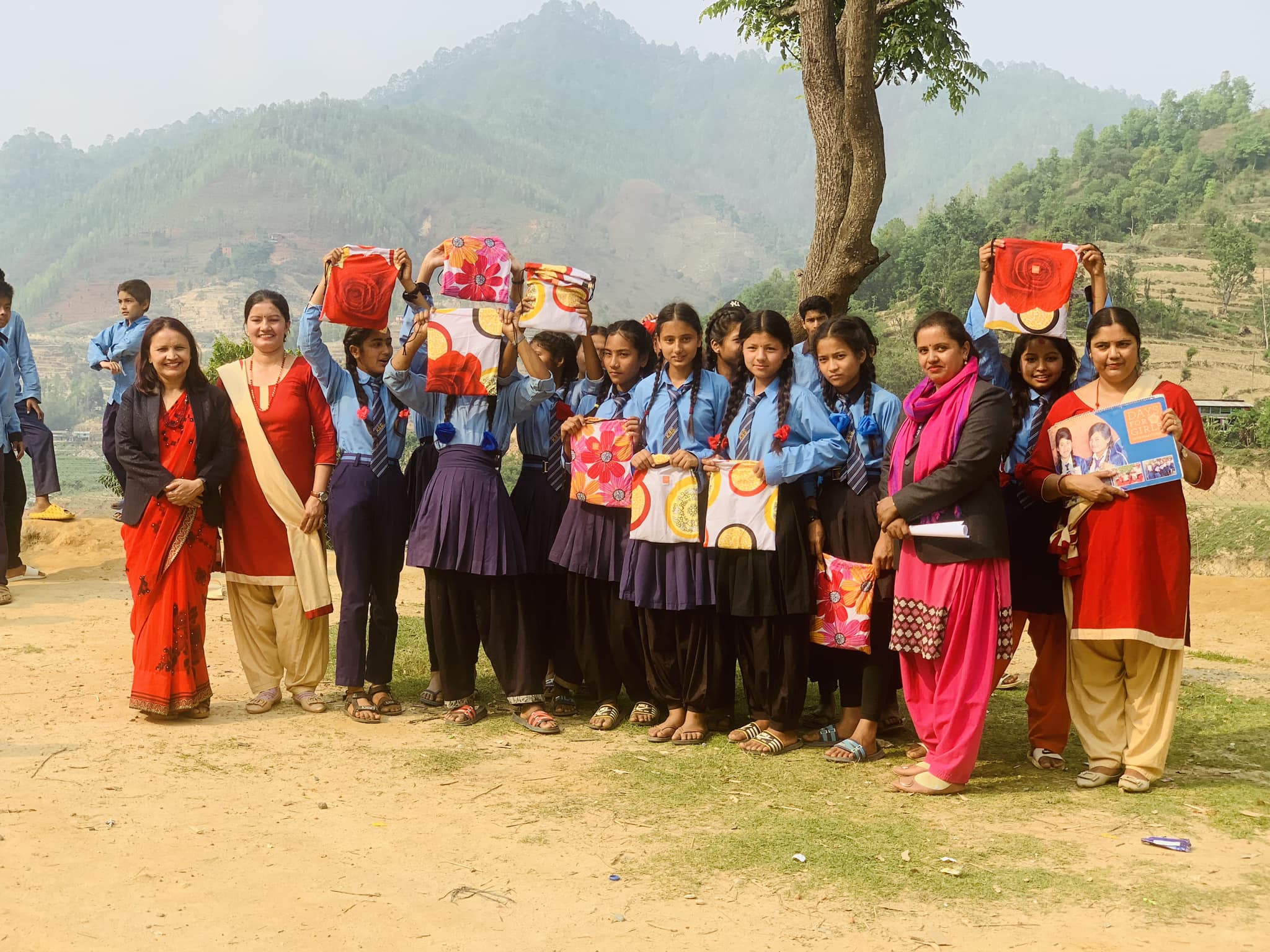 डेज फर गल्र्सद्वारा किरान्चोक माविका ५० जना छात्रालाई निःशुल्क सुप्रिम किड वितरण