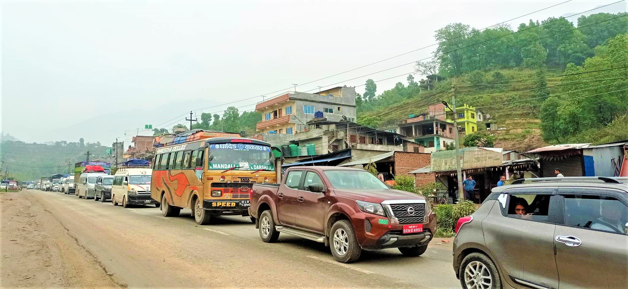 धार्केमा एकतर्फी गाडी चलेकोले गाडीको चाप बढ्यो ,सडकको अवस्था बुझेर मात्रै यात्रा गर्न प्रहरीको आग्रह