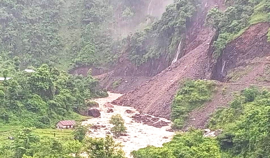 पहिरोले घर बगाउँदा एक जनाको मृत्यु, ५ जना बेपत्ता