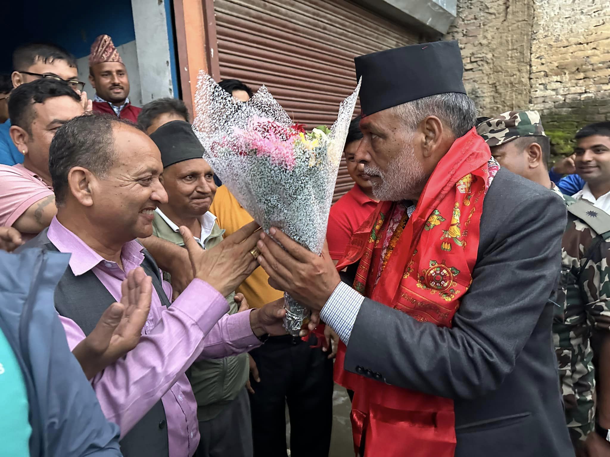 नेपाली काँग्रेस  धुनिवेशीद्वारा र प्रदेश कार्यसमिति, धादिङ १ (१)द्वारा कृषि मन्त्री अधिकारीलाई बधाई तथा शुभकामना