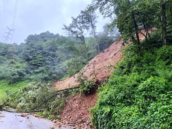 नागढुङ्गामा पहिरोको कारण अबरुद्ध बनेको राजमार्ग एक तर्फी खुल्यो।