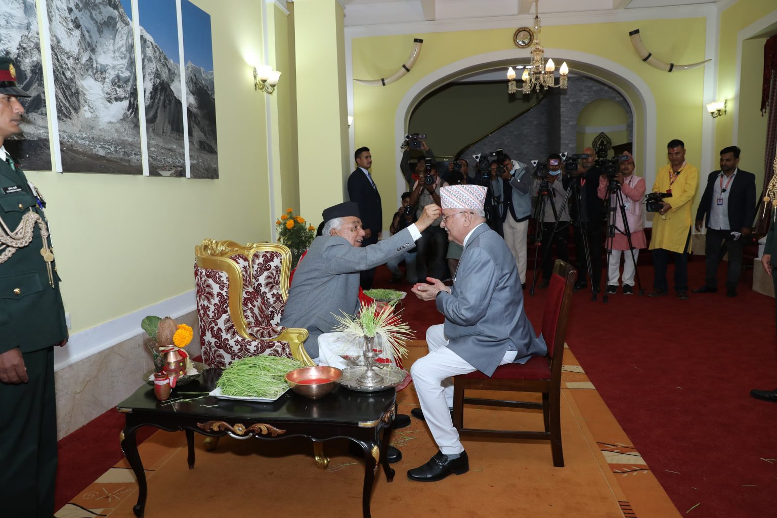 राष्ट्रपतिद्वारा प्रधानमन्त्री, उपप्रधानमन्त्री,सर्वसाधारण लाई टीका र जमरा प्रदान