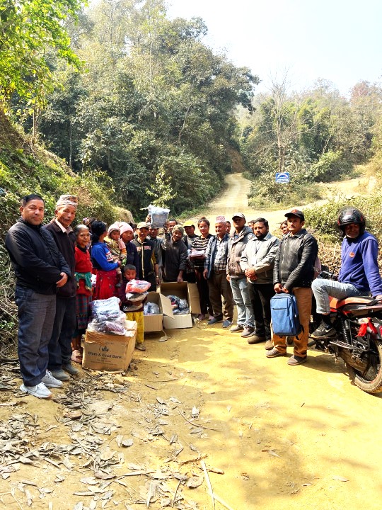 धुनिवेशी ६ का चेपाङ समुदायलाई  कपडा वितरण